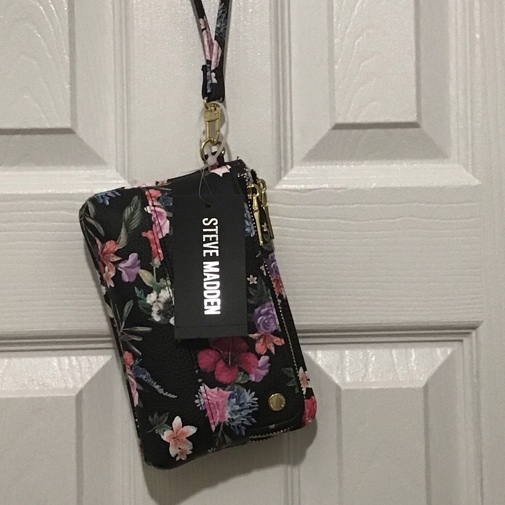 Steve Madden- BTRELL Wristlet- Floral